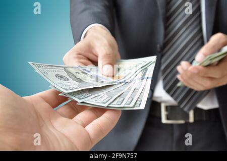 Mano che riceve denaro da un uomo d'affari - dollari degli Stati Uniti (USD) fatture Foto Stock