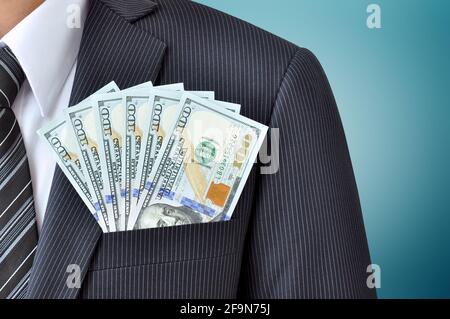 Soldi in tasca vestito da uomo d'affari - dollari degli Stati Uniti (USD) Foto Stock