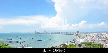 Vista panoramica della spiaggia di Pattaya e della città di Pattaya - orientale Thailandia Foto Stock