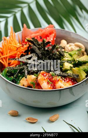 Ciotola hawaiana di gamberi con riso e verdure Foto Stock