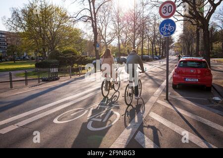 Pista ciclabile allargata sulla strada Theodor-Heuss-Ring, Colonia, Germania. Verbreiterter Radweg am Theodor-Heuss-Ring, Koeln, Deutschland. Foto Stock