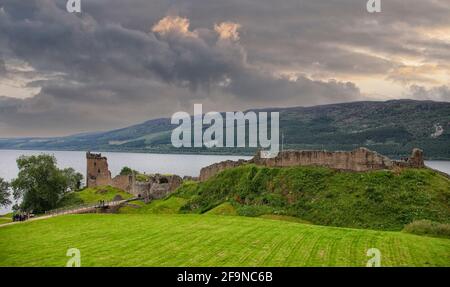 Antico castello medievale di Urquhart sulla riva del Loch Ness In Scozia Foto Stock