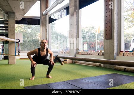 allenati da giovani sportivi facendo squadre in palestra, stile di vita attivo e sportivo Foto Stock