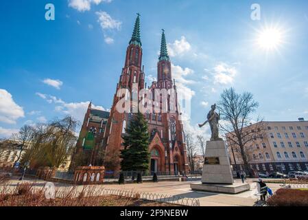 VARSAVIA, POLONIA. Doppia torreggiata Cattedrale di San Michele Arcangelo e San Floriano Martire nel quartiere di Praga di Varsavia Foto Stock