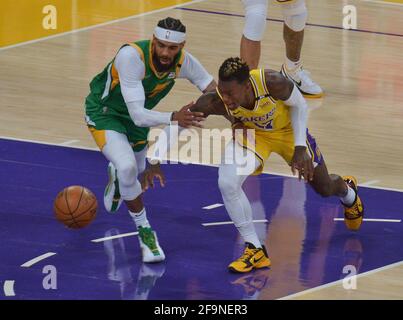 La guardia dello Utah Jazz Mike Conley (10) e la guardia dei Lakers di Los Angeles Dennis Schroder (17) inseguono la palla sciolta durante la prima metà della loro partita degli NBA allo Staples Center di Los Angeles lunedì 19 aprile 2021. Il Jazz sconfisse i Lakers 111-97. Foto di Jim Ruymen/UPI Foto Stock