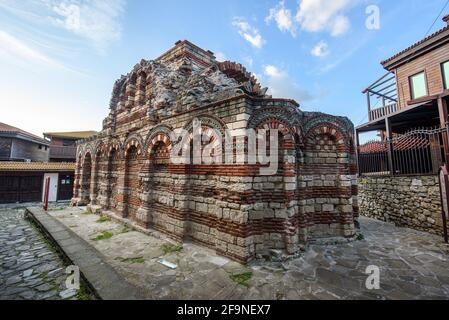 Nessebar, Burgas, Bulgaria. Chiesa dei Santi Arcangeli Michele e Gabriele nel centro storico. L'antica città di Nesebar è patrimonio dell'umanità dell'UNESCO Foto Stock