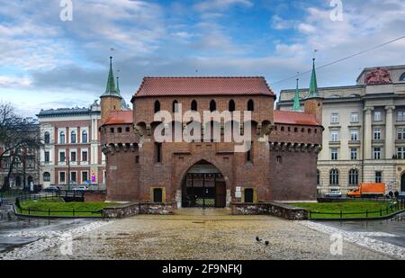 Cracovia, Polonia. Krakows Barbican. Fortezza medievale edificio difensivo. Porte d'ingresso centrali del famoso punto di riferimento nella città vecchia. Foto Stock