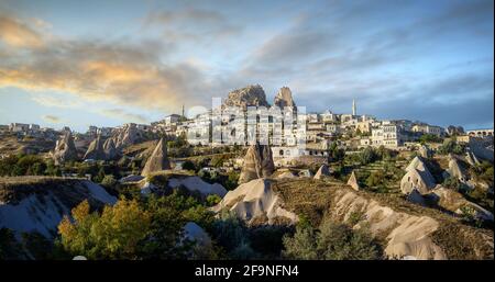 Castello di Uchisar, città in Cappadocia, Turchia vicino Goreme. Panorama del paesaggio della Cappadocia e della valle con antiche formazioni rocciose e grotte. Foto Stock