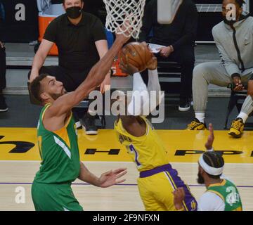 Il centro jazz dello Utah Rudy Gobert (27) blocca il colpo della guardia dei Lakers di Los Angeles Dennis Schroder durante la prima metà della loro partita degli NBA allo Staples Center di Los Angeles lunedì 19 aprile 2021. Il Jazz sconfisse i Lakers 111-97. Foto di Jim Ruymen/UPI Foto Stock