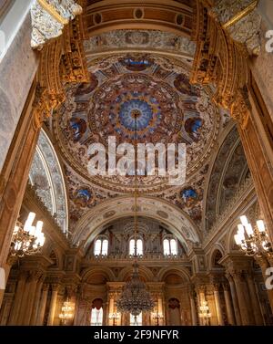 Istanbul, Turchia. Palazzo Dolmabahce. Interno incredibile della bella sala da ballo coperta d'oro nel palazzo. Foto Stock