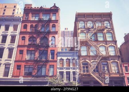 Gli edifici di vecchia costruzione con il fuoco sfugge nella città di New York, tonificazione del colore applicato, STATI UNITI D'AMERICA. Foto Stock