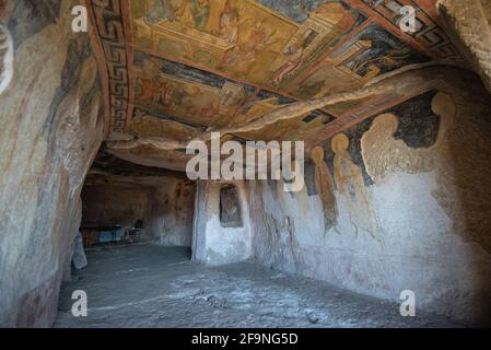 Ivanovo, Bulgaria. Cappella scavata nella roccia nel monastero di pietra di Ivanovo - Un sito patrimonio dell'umanità dell'UNESCO. Ivanovski chiesa Foto Stock