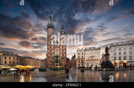 Cracovia, Polonia. Basilica di Santa Maria (Chiesa di Mariacki) e monumento ad Adam Mickiewicz sulla piazza del mercato principale nella città vecchia di Cracovia (Cracovia) Foto Stock