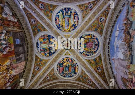 CITTÀ DEL VATICANO, ROMA, ITALIA. Dettagli del bel soffitto della pittura - Stanze di Raffaello all'interno dei Musei Vaticani Foto Stock