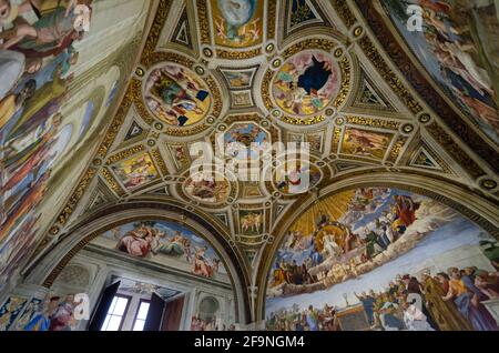 CITTÀ DEL VATICANO, ROMA, ITALIA. Dettagli del bel soffitto della pittura - Stanze di Raffaello all'interno dei Musei Vaticani Foto Stock