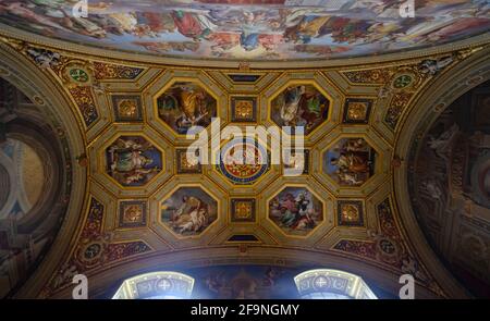 CITTÀ DEL VATICANO, ROMA, ITALIA. Dettagli del bel soffitto della pittura - Stanze di Raffaello all'interno dei Musei Vaticani Foto Stock