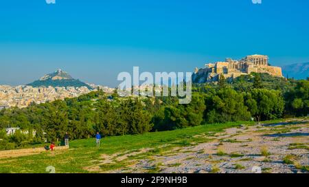Vista dell'Acropoli dalla collina di Filopappos ad Atene, Grecia. Foto Stock