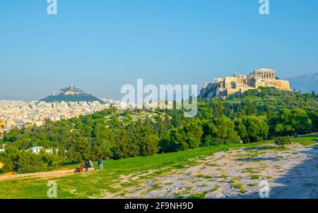 Vista dell'Acropoli dalla collina di Filopappos ad Atene, Grecia. Foto Stock