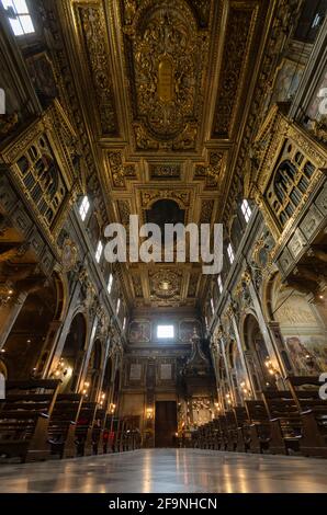 Firenze, Italia. Basilica della Santissima Annunziata (Santissima Annunziata) interno. Chiesa cattolica romana con belle arti a Firenze Foto Stock