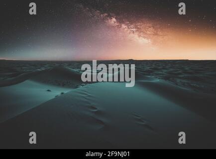 Incredibile modo lattiginoso sulle dune Erg Chebbi nel deserto del Sahara in Marocco, Africa. Bellissimo paesaggio sabbioso con cielo pieno di stelle e di notte Foto Stock