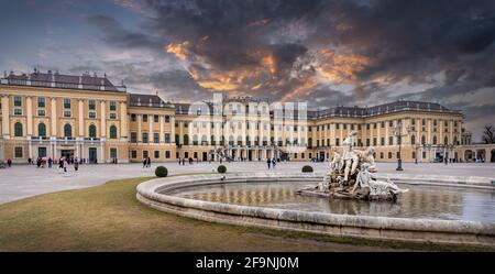 Vienna, Austria. Il Palazzo Schonbrunn o Schloss Schoenbrunn di Vienna è una residenza imperiale estiva al tramonto. Foto Stock