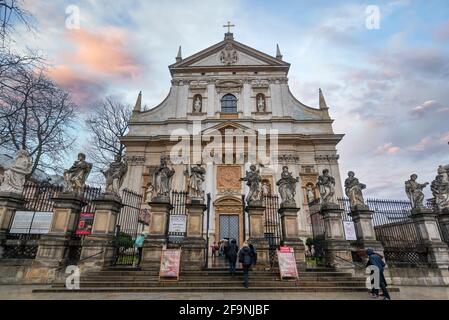 Cracovia, Polonia. Facciata e statue dei Santi di fronte alla Chiesa dei Santi Pietro e Paolo, costruita in stile barocco Foto Stock
