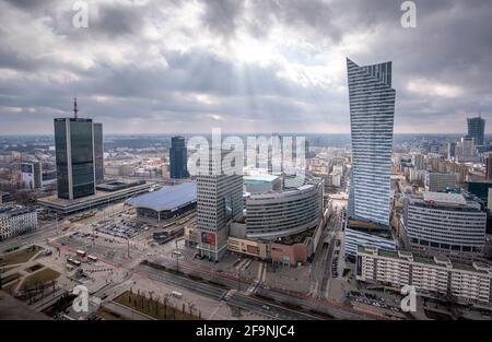 VARSAVIA, POLONIA. Vista aerea con Zlote tarasy, il grattacielo Zlota 44, le Torri di Varsavia, l'InterContinental Hotel, il Centro finanziario di Varsavia - grattacieli Foto Stock