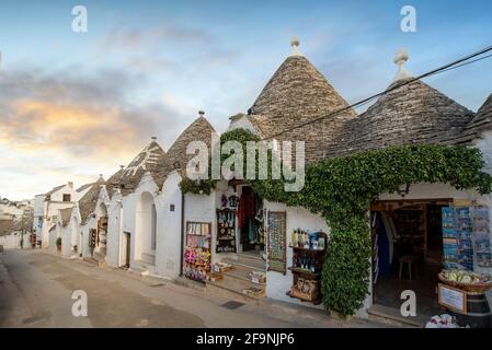 ALBEROBELLO, PUGLIA, ITALIA. Vista sui famosi Trulli di Alberobello, le caratteristiche case bianche con tetto conico della Valle d'Itria, Puglia Foto Stock