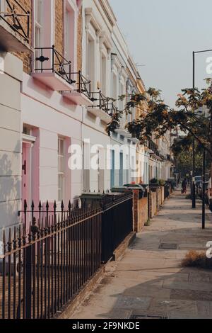 Londra, UK - 12 agosto 2020: Fila di case a schiera color pastello a Camden, Londra, una zona famosa per il suo mercato e la vita notturna e popolare con to Foto Stock
