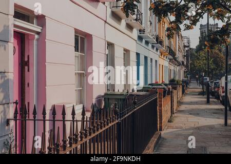 Londra, UK - 12 agosto 2020: Fila di case a schiera color pastello a Camden, Londra, una zona famosa per il suo mercato e la vita notturna e popolare con to Foto Stock