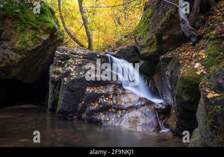 Cascate di Fotinovo (cascata di Fotinski) nella montagna di Rhodopes, regione di Pazardzhik, Bulgaria. Incredibile paesaggio autunnale Foto Stock