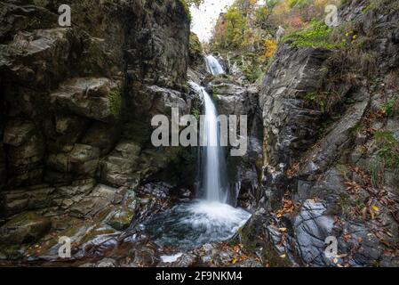 Cascate di Fotinovo (cascata di Fotinski) nella montagna di Rhodopes, regione di Pazardzhik, Bulgaria. Incredibile paesaggio autunnale Foto Stock