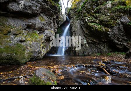 Cascate di Fotinovo (cascata di Fotinski) nella montagna di Rhodopes, regione di Pazardzhik, Bulgaria. Incredibile paesaggio autunnale Foto Stock