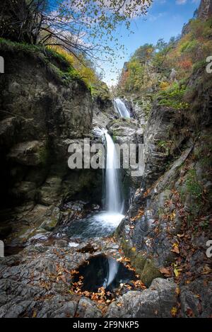 Cascate di Fotinovo (cascata di Fotinski) nella montagna di Rhodopes, regione di Pazardzhik, Bulgaria. Incredibile paesaggio autunnale Foto Stock