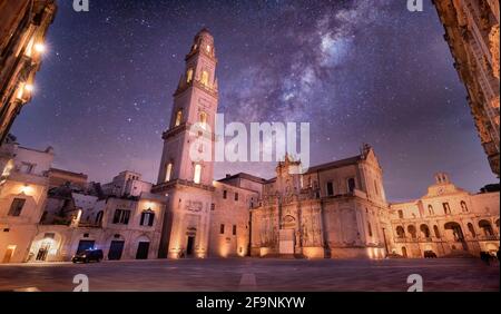 Panorama di Piazza del Duomo, Torre Campanile e Cattedrale della Vergine Maria (Basilica di Santa Maria Assunta in Cielo) a Lecce - Puglia, Italia Foto Stock