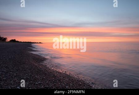 Bel tramonto dopo una giornata estiva sulla spiaggia di un parco nazionale in svezia Foto Stock