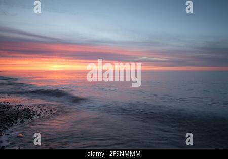 Bel tramonto dopo una giornata estiva sulla spiaggia di un parco nazionale in svezia Foto Stock