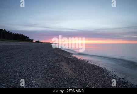 Bel tramonto dopo una giornata estiva sulla spiaggia di un parco nazionale in svezia Foto Stock