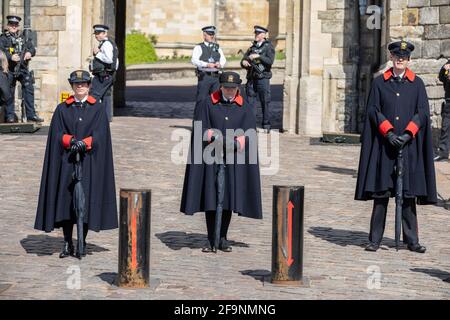 UK Royal Funeral a Windsor: Castle Wardens durante l'edificata al Duca di Edimburgo a Windsor, Berkshire, Inghilterra, Regno Unito Foto Stock