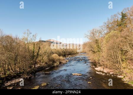Il fiume Usk a Llangynidr, Galles, Regno Unito, con una vista sulla cima di Fan y Big nel Brecon Beacons Foto Stock