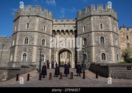 UK Royal Funeral a Windsor: Castle Wardens durante l'edificata al Duca di Edimburgo a Windsor, Berkshire, Inghilterra, Regno Unito Foto Stock