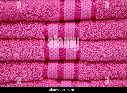 Vista frontale del Fucsia Pink Fuffy Asciugamani Stack Foto Stock
