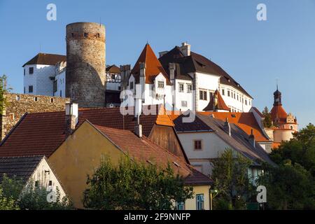 Castello castello palazzo Chateau e la città di Jindrichuv Hradec pomeriggio o vista in prima serata, Boemia meridionale, repubblica Ceca Foto Stock