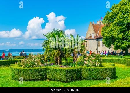 Vista su un giardino di fronte allo schloss neuese di meersburg, germania. Foto Stock