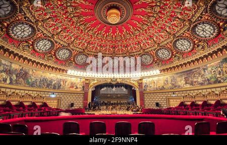 Bucarest, Romania. Interno e soffitto della sala da concerto accogliente e imponente in Ateneeum rumeno (Ateneul Roman o Romanian Opera House) Foto Stock