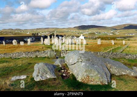 Pietre preistoriche tursachesi a Callanish, Lewis, Scozia aka Callanish I. Nord sopra il cerchio e gli allineamenti dalla falesia focale e dallo sperone di roccia di coda Foto Stock