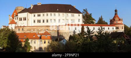 Castello castello palazzo Chateau e la città di Jindrichuv Hradec pomeriggio o vista in prima serata, Boemia meridionale, repubblica Ceca Foto Stock