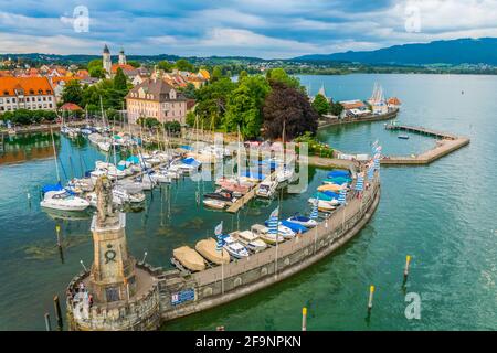 Vista aerea del porto tedesco di Lindau, tra cui la torre Mangturm e una statua di leone. Foto Stock
