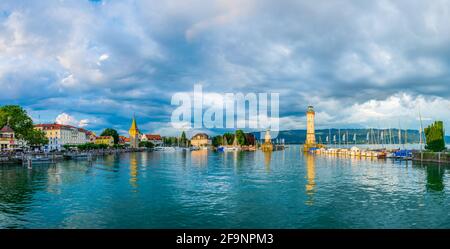 Vista panoramica di un porto nella città tedesca Lindau durante il tramonto. Foto Stock