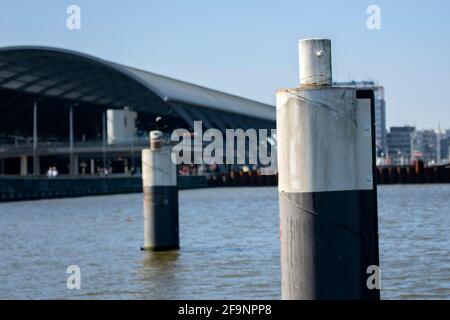 Chiudi Harbour Buoy all'interno del fiume IJ ad Amsterdam Paesi Bassi 5-4-2020 Foto Stock